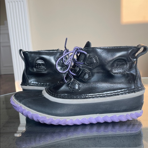 Sorel Kids Out n About Black Boots with Purple Soles - Picture 1 of 6